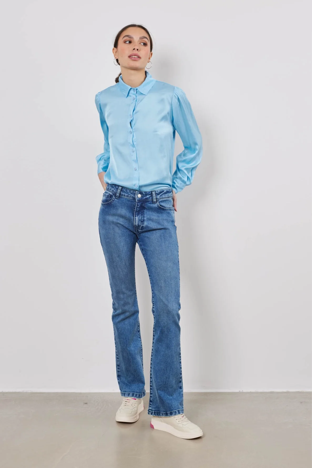 Chemise en satin à épaulettes – Image 2