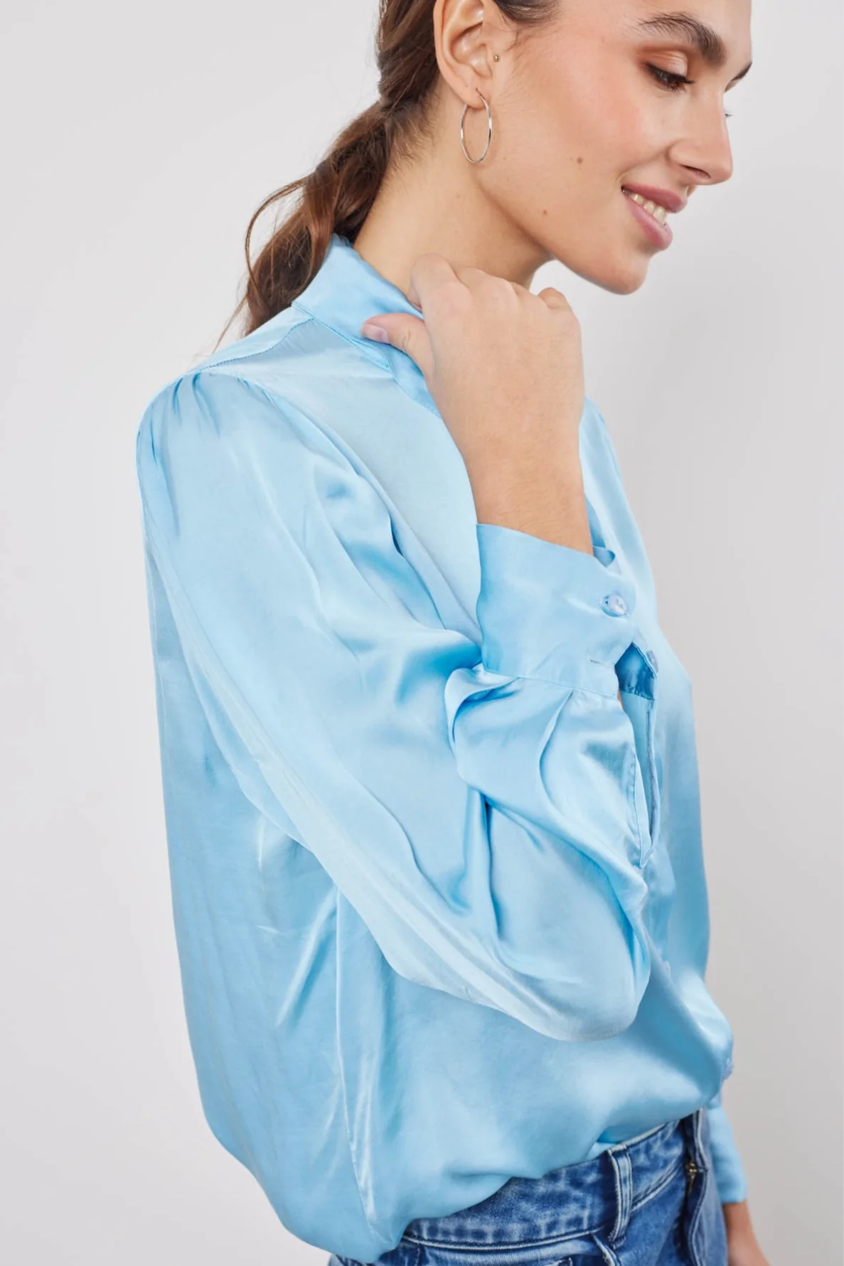 Chemise en satin à épaulettes – Image 3