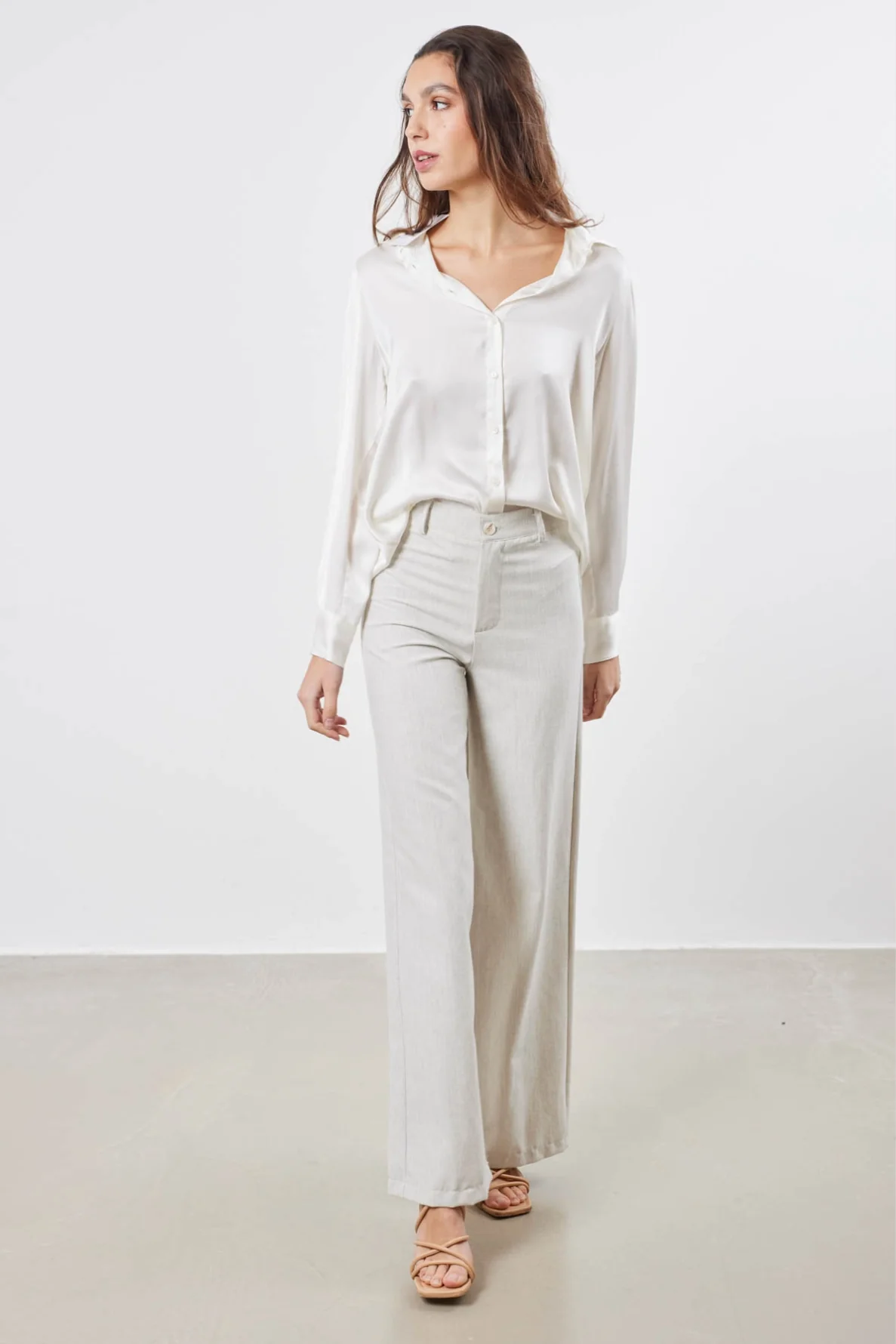 Chemise en satin à épaulettes – Image 4