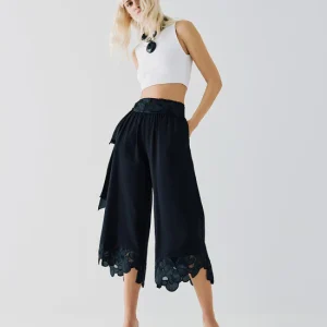 Pantalon Court à Finitions Dentelle