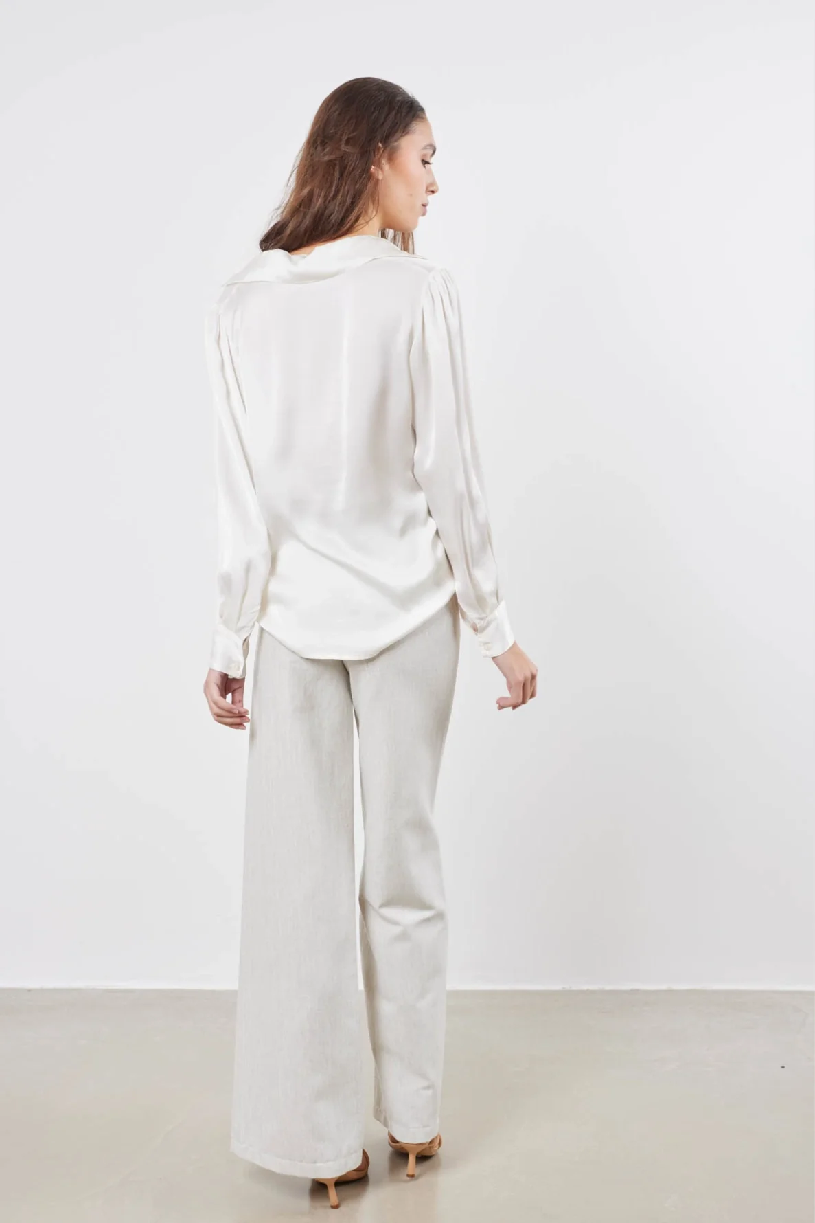 Chemise en satin à épaulettes – Image 5