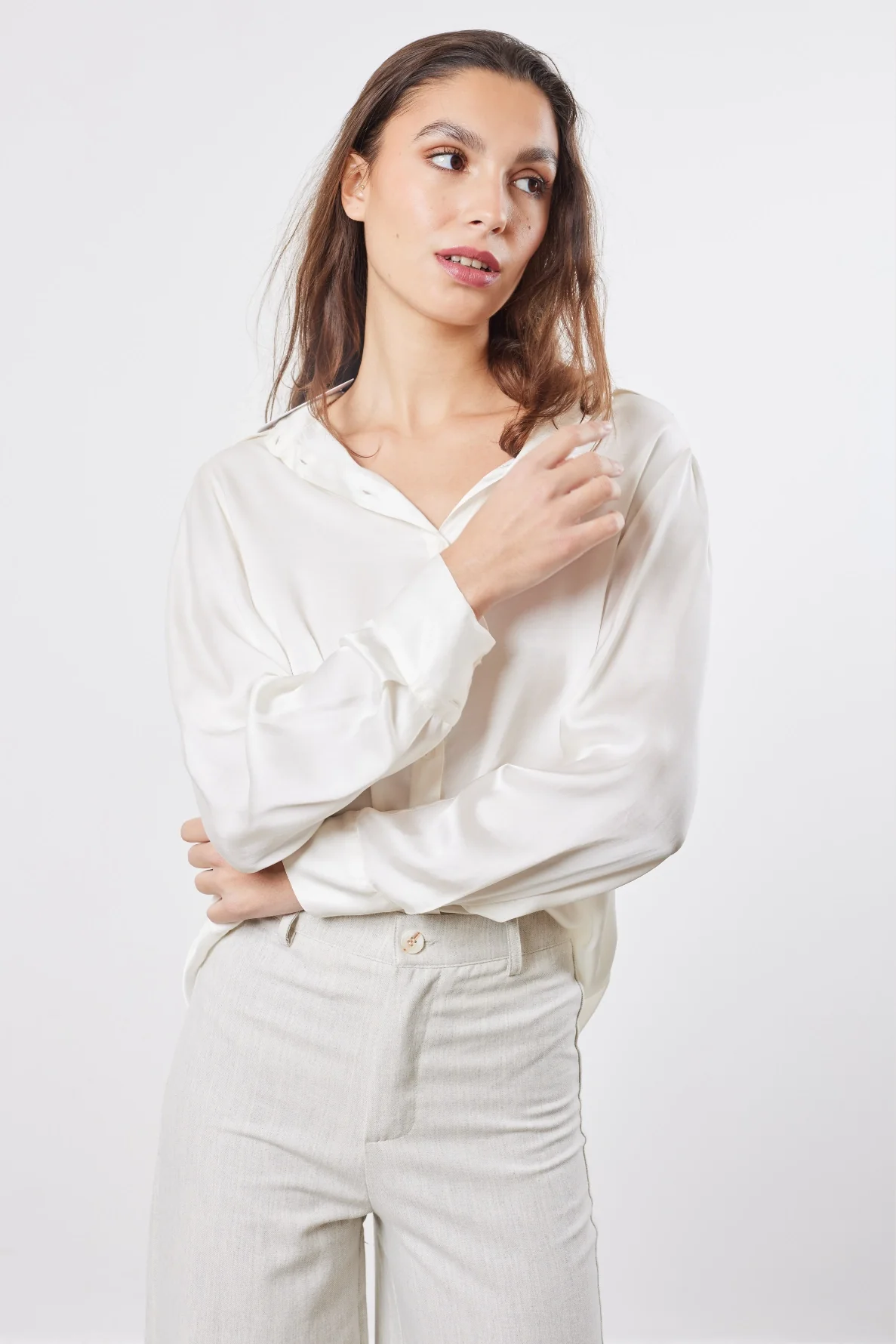 Chemise en satin à épaulettes – Image 6