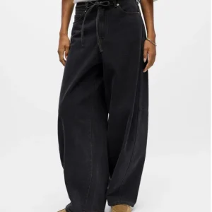 Jeans ballon gris avec noeud Moji