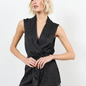 Veste satin sans manches ceinturée