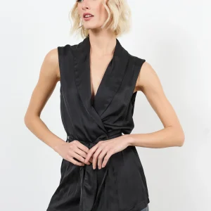 Veste satin sans manches ceinturée