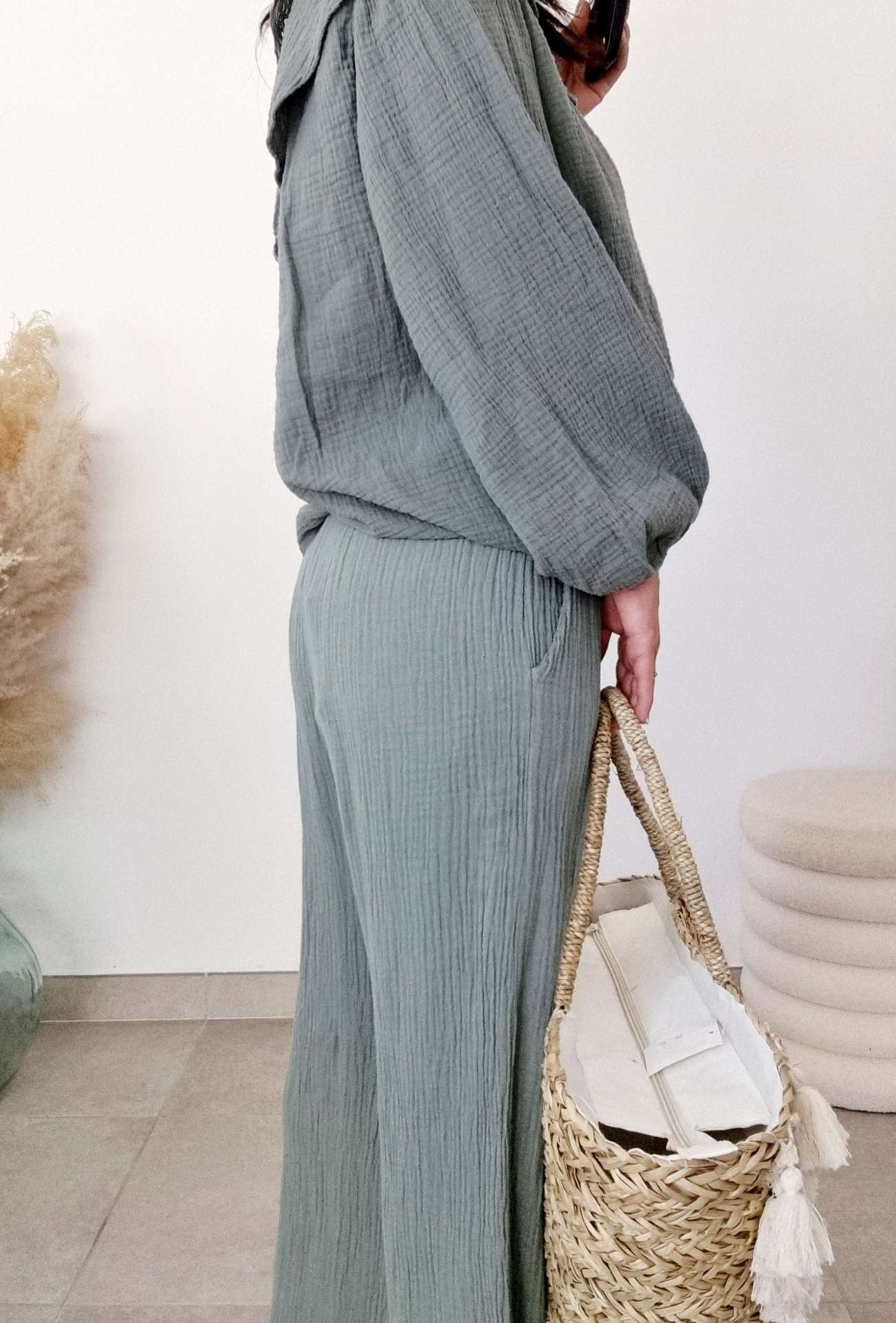 Pantalon Cathy en Gaze de Coton Kaki – Image 3