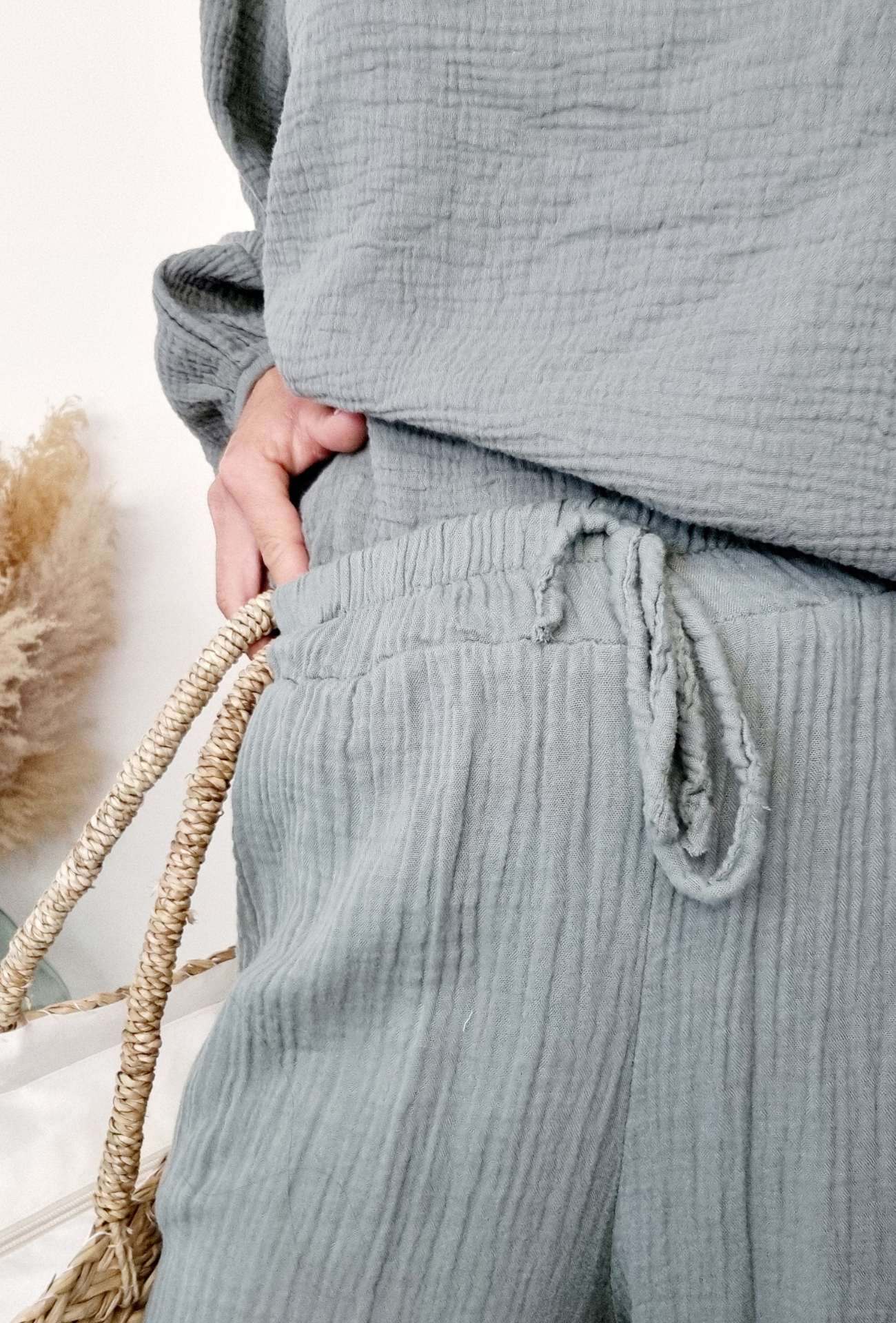 Pantalon Cathy en Gaze de Coton Kaki – Image 4