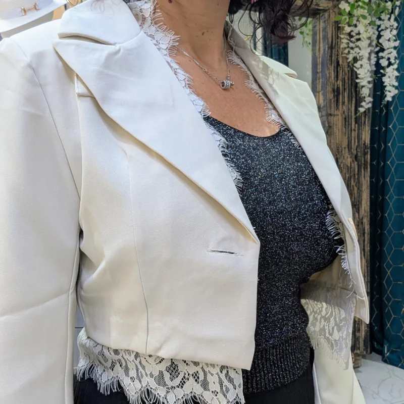 Blazer court avec dentelle – Image 4