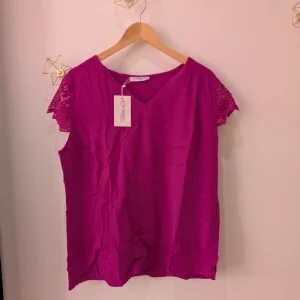 T-shirt coloré avec épaules brodées grande taille