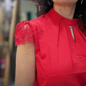 Haut avec dentelle sur les épaules, blanc ou rouge
