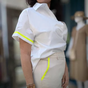 Please chemise blanche avec un liseret jaune fluo