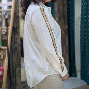 Please chemise blanche avec une « bandes doré/kaki »